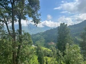 Après plusieurs heures de marche à travers un terrain inondé, un ordinateur a été remis à l’école Shree Amar. Un petit pas pour nous, un grand pas pour l’apprentissage des enfants. ✨