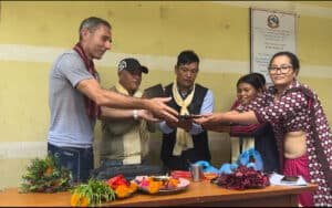 À l’école Shree Amar, un ordinateur a été remis directement au personnel éducatif et aux élèves pour soutenir l’apprentissage numérique, dans une zone reculée du Népal. Parce que chaque outil compte quand il s’agit d’ouvrir une fenêtre sur le monde. 📷 #ÉducationPourTous #HelpingHands #Népal #Solidarité #AccèsAuNumérique