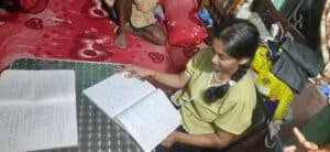 Roja au travail  Chaque jour, Roja s'investit pleinement dans ses études avec sérieux et détermination.
Grâce à votre soutien, elle poursuit son rêve d'accéder à un avenir meilleur par l’éducation.  Parce qu’un cahier peut parfois changer une vie.