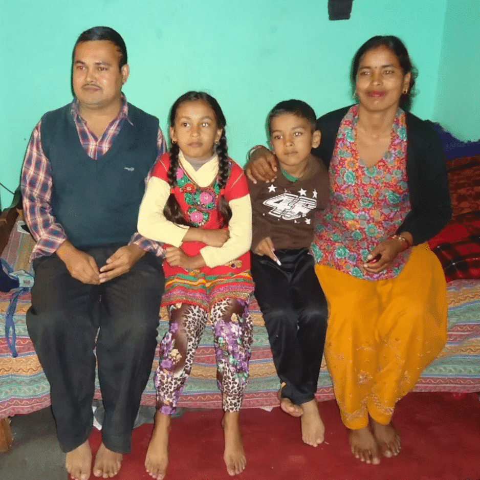 Foto di Roja, Rojesh e dei loro genitori nel 2015, dopo il terremoto in Nepal. Una famiglia unita nonostante la prova, che arriva a Kathmandu.