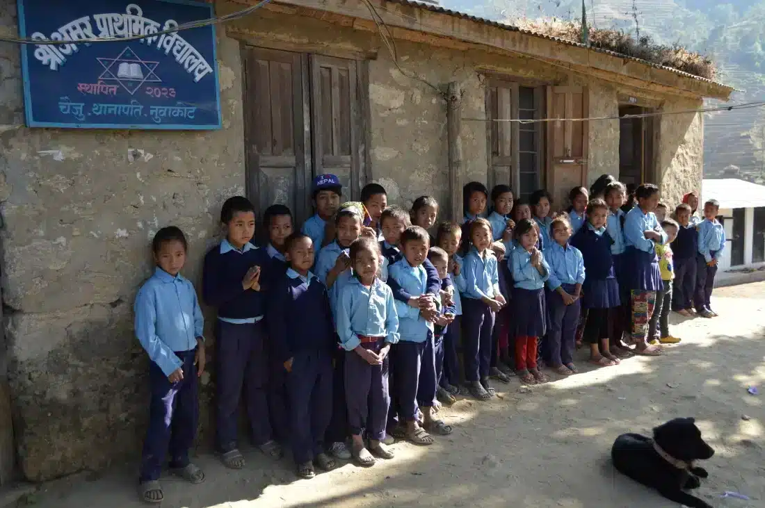 réhabilitation écoles Népal Madagascar Helping Hands