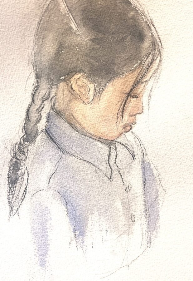 Jeune écolière avec nattes et barrette
