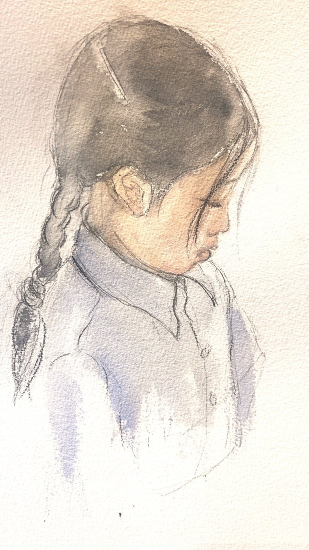 Giovane studentessa con trecce e fermaglio per capelli
