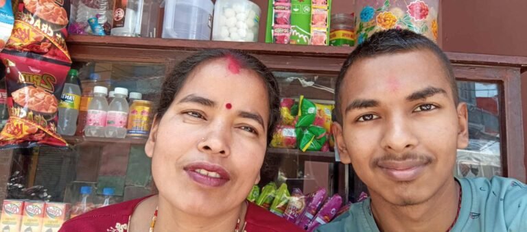 Rojesh con la mamma, con in mano un thermos di tè nella loro piccola bancarella di strada a Kathmandu - notizie Nepal maggio 2025
