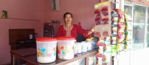La maman de Rojesh devant son stand de rue à Katmandou, vendant du thé chaud et des plats simples – nouvelles Népal mai 2025