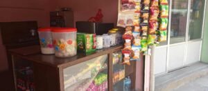 La maman de Rojesh devant son stand de rue à Katmandou, vendant du thé chaud et des plats simples – nouvelles Népal mai 2025