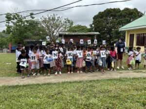 Groupe d'enfants philippins remerciant Luigi et Paolo pour la distribution de chaussures enfants Philippines devant leur école rurale