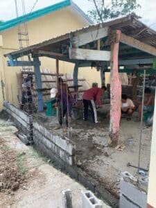 Lavori di costruzione di un'aula in cemento a Limbauan, nelle Filippine, finanziati da donazioni solidali.