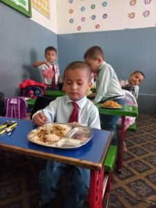 I giovani protetti di Helping Hands condividono un pasto equilibrato a scuola".