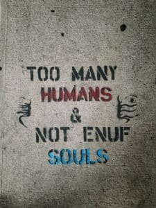 Graffiti "Too many humans & not enough souls" - critica alla mancanza di autenticità del turismo umanitario