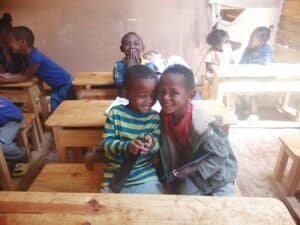 Enfants de l’école Lovasoa en classe à Antsirabé – éducation et repas quotidiens