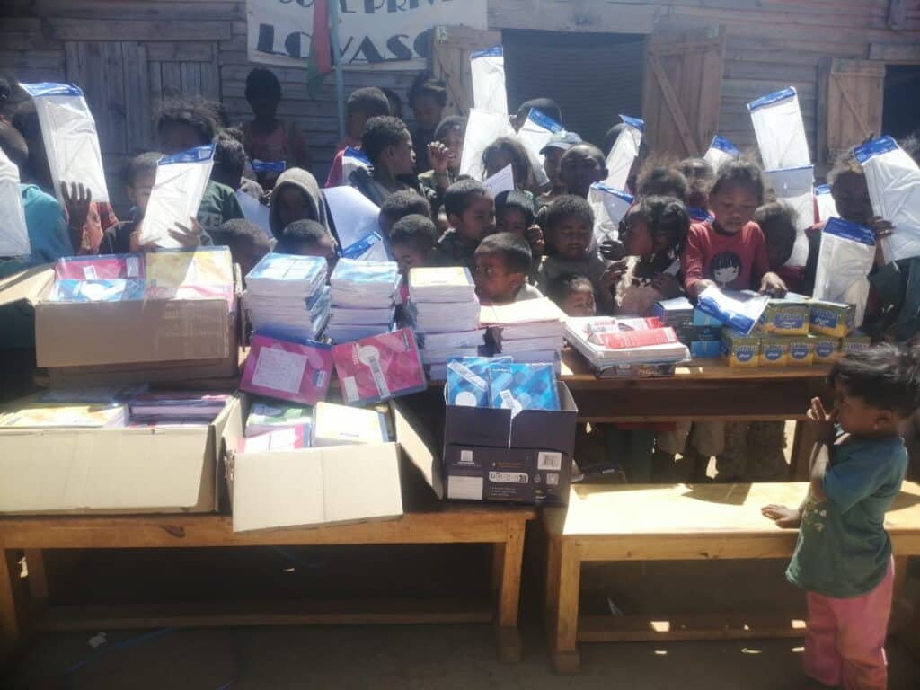 Distribution de fournitures scolaires à l’école Lovasoa Antsirabé grâce aux dons