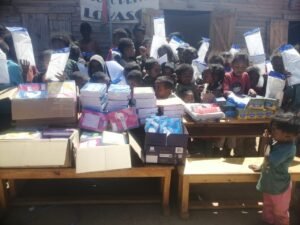 Distribution de fournitures scolaires à l’école Lovasoa Antsirabé grâce aux dons