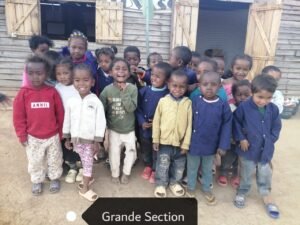 Classe CP de l’école Lovasoa à Antsirabé – enfants soutenus par Helping Hands