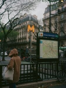 Métro parisien, lieu de rencontre entre Marie-Françoise et un jeune migrant, héros invisibles du quotidien