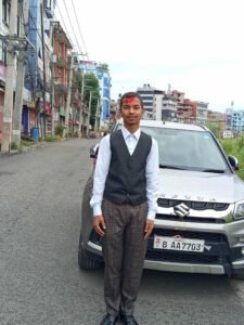Rojesh à Katmandou, portant le tika rouge traditionnel de Dashain, symbole de bénédiction et de réussite scolaire au Népal.