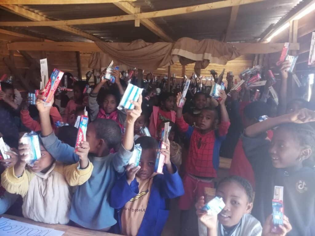 Kits d’hygiène école Lovasoa Antsirabé – les élèves lèvent savon, brosse et dentifrice