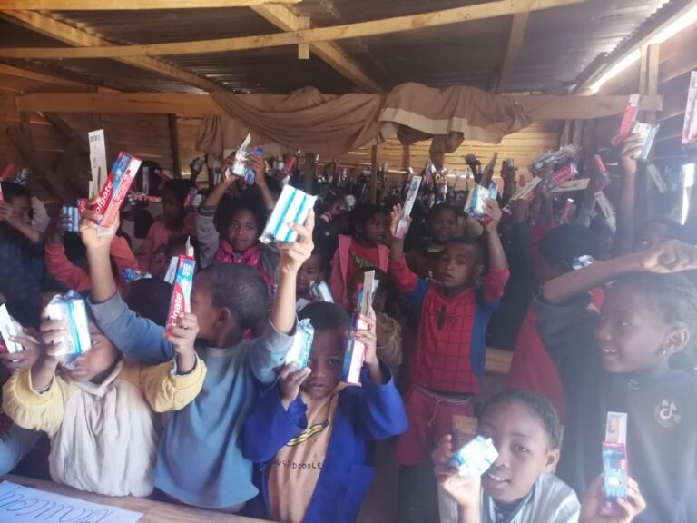 Kits d’hygiène école Lovasoa Antsirabé – les élèves lèvent savon, brosse et dentifrice