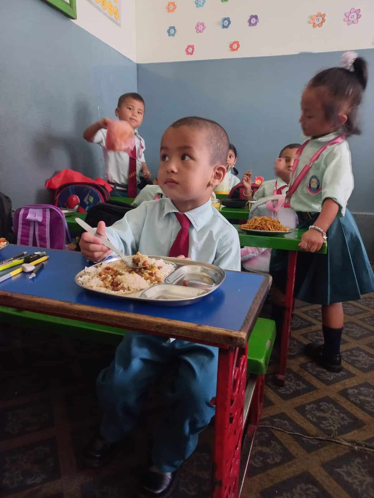 alimentation repas scolaire cantine enfants Madagascar Népal Helping Hands