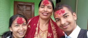 Soutien scolaire Népal – Roja et Rojesh avec leur famille pendant Dashain à Katmandou