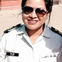 Médecin en uniforme militaire au Népal, engagée dans l’aide médicale aux populations locales