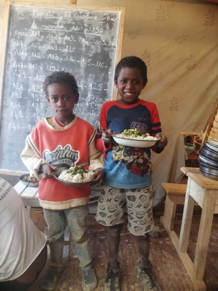 Aide alimentaire pour les enfants d’une école à Antsirabé, Madagascar, avec distribution de repas