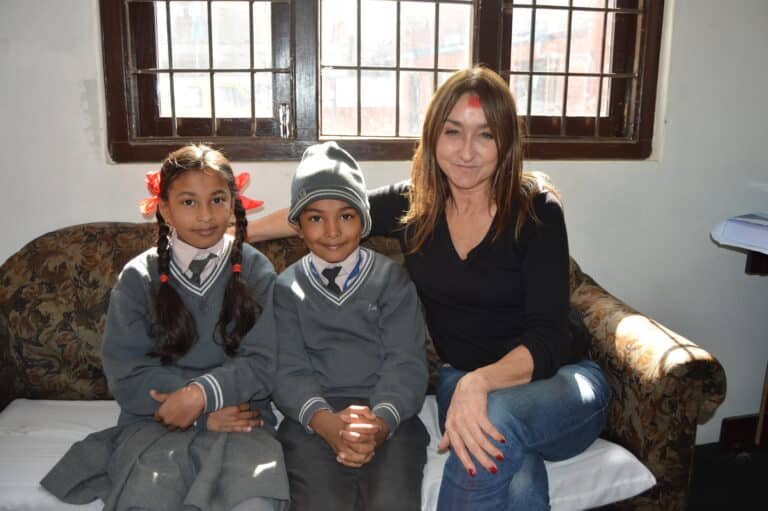 luciana la marca helping hands engagement enfants education nepal