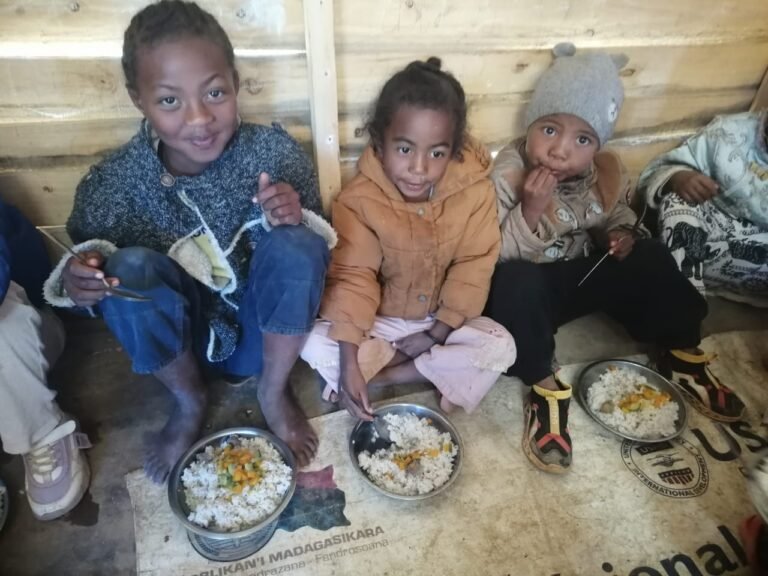 repas partagé par des enfants à Madagascar dans un contexte d’aide alimentaire