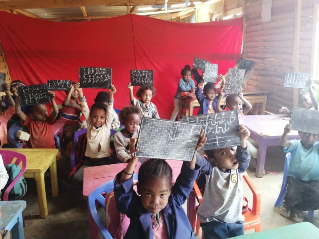 Élèves de l’école Lovasoa à Antsirabe montrant leurs ardoises en classe