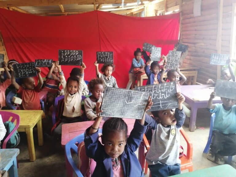 Élèves de l’école Lovasoa à Antsirabe montrant leurs ardoises en classe