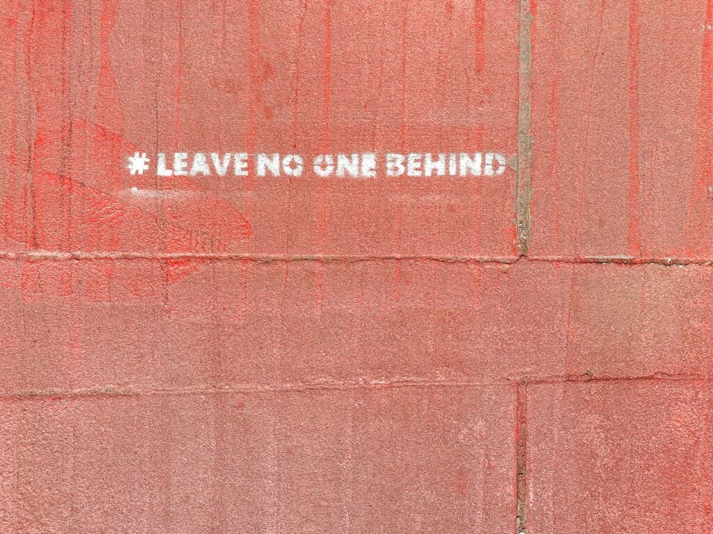 Grandeur et dignité de l’humain exprimées par le message leave no one behind, symbole de solidarité et de justice