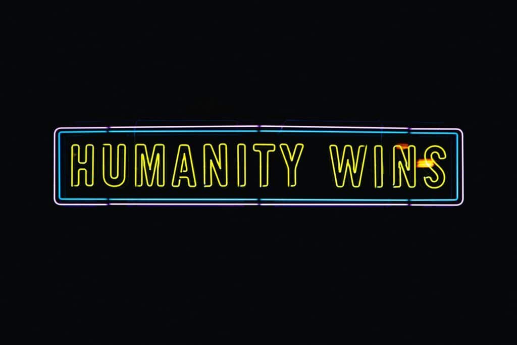 Grandeur et dignité de l’humain illustrées par le message humanity wins, affirmation de l’humanité face au chaos