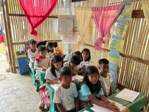 Enfants en classe à l’école de Limbauan aux Philippines, soutenue par Helping Hands.
