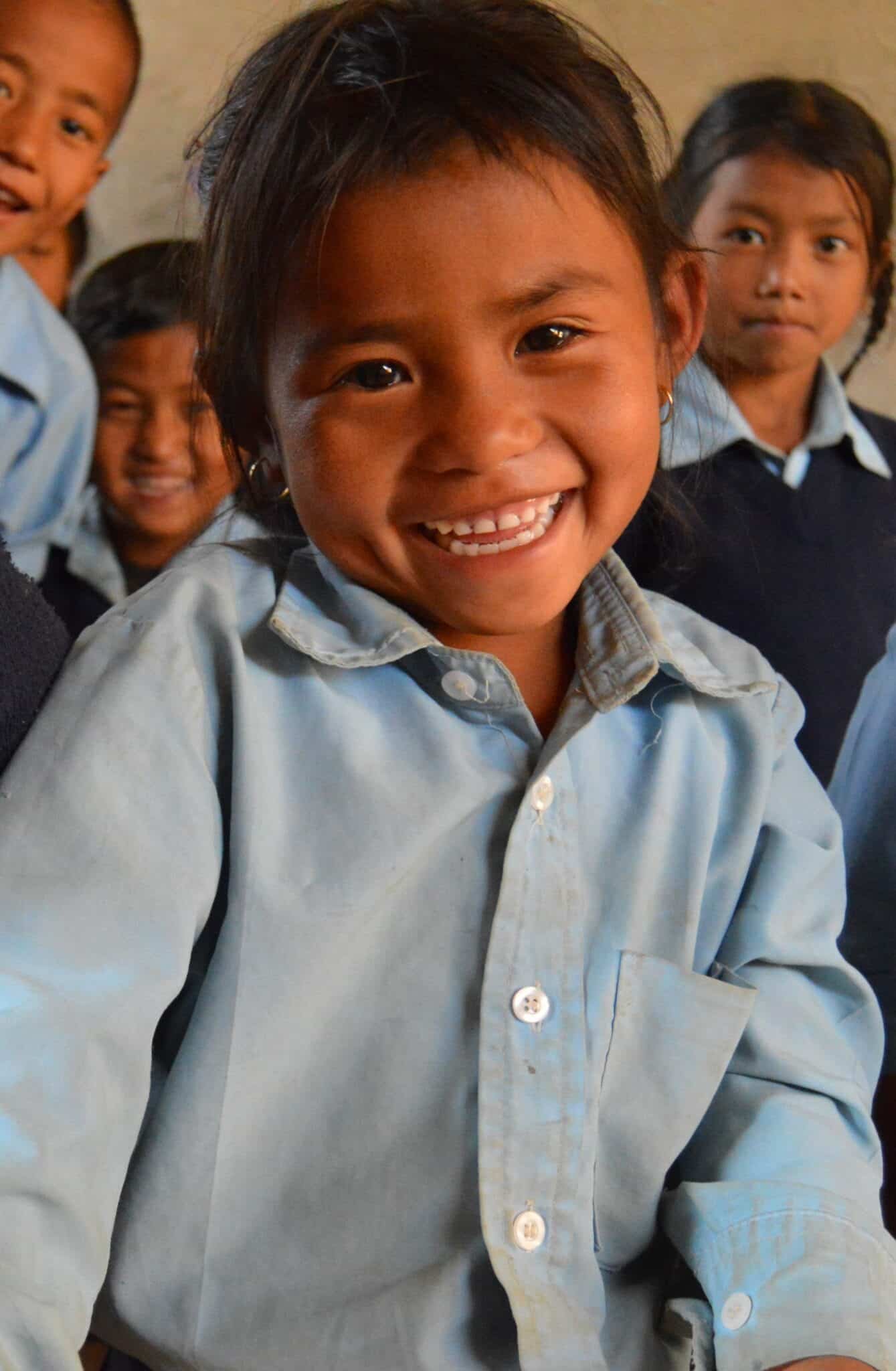 écolière népal souriante parrainer un enfant Helping Hands