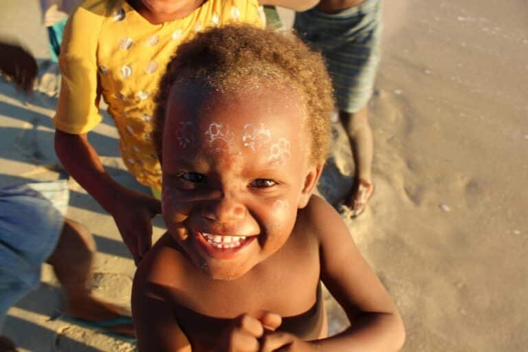 Enfant souriant illustrant le parrainage avec Helping Hands